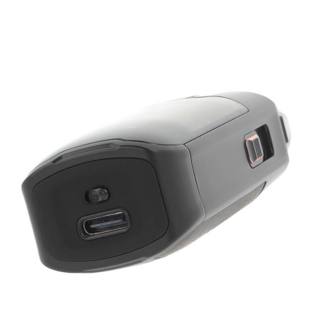 Le port de chargement USB-C du pod Luxe XR Max par Vaporesso