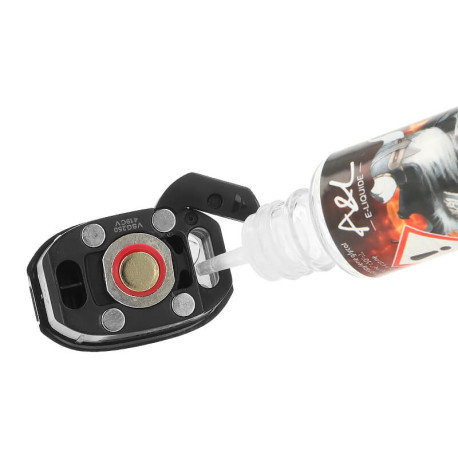 Le remplissage de la cartouche du pod Luxe XR Max 2 par Vaporesso