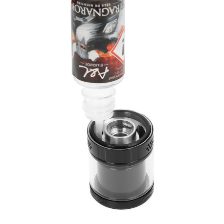 Le remplissage de l'atomiseur Blaze Solo 2 RTA de THC et Mike Vapes