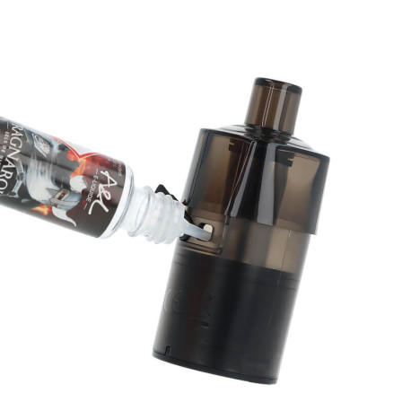 Le remplissage de la cartouche de la puff rechargeable Snake Eye de la collaboration JNR X Fighter Fuel
