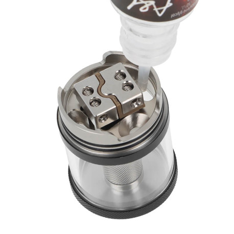 Le remplissage de l'aromamizer Supreme V4 RDTA de la marque Steam Crave