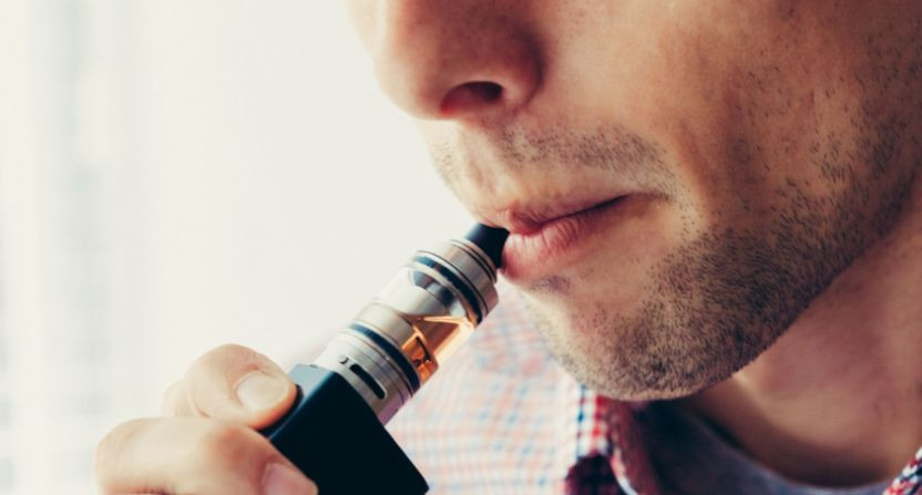 Pourquoi la cigarette électronique m'assèche la bouche ? Explications et solutions