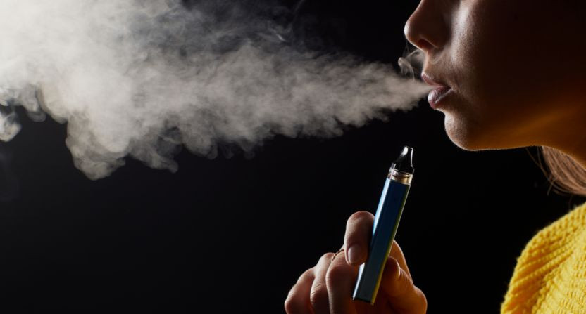 Cigarette électronique : ce que révèlent 14 revues systématiques sur l’arrêt du tabac