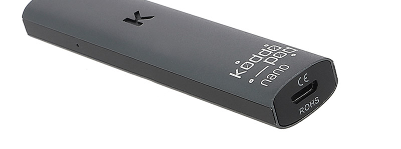 Le port micro-USB du pod Koddo Pod Nano V2 par Le French Liquide