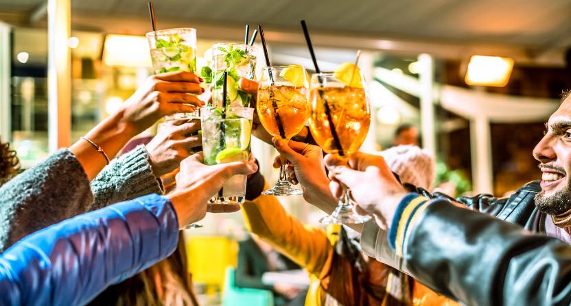 Les soirées entre amis, l'alcool et les restaurants ne sont pas l'idéal pour éviter la tentation de fumer