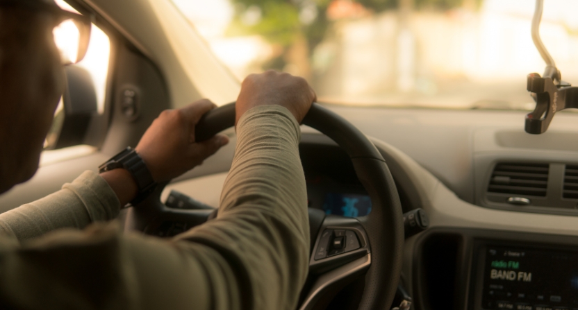 Personne qui conduit une voiture