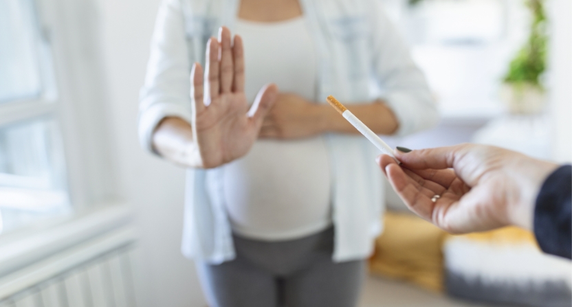 Femme enceinte qui refuse une cigarette