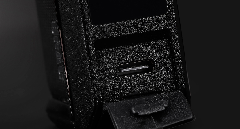 Le port de charge de la Drag 6 par Voopoo