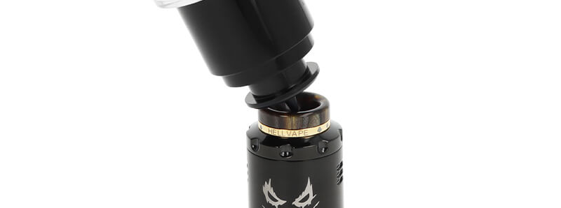 Le remplissage du Dead Rabbit V3 RDA Joker Edition de Hellvape avec la Bottle EZ Dripper de Thunder Cloud