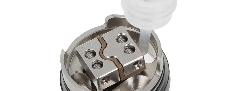 Le remplissage de l'aromamizer Supreme V4 RDTA de la marque Steam Crave