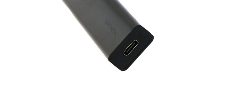 Le port USB-C du Pod XROS par Vaporesso