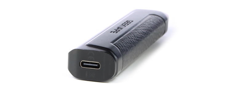 Le port USB-C de rechargement du pod Aegis One FC par Geek Vape