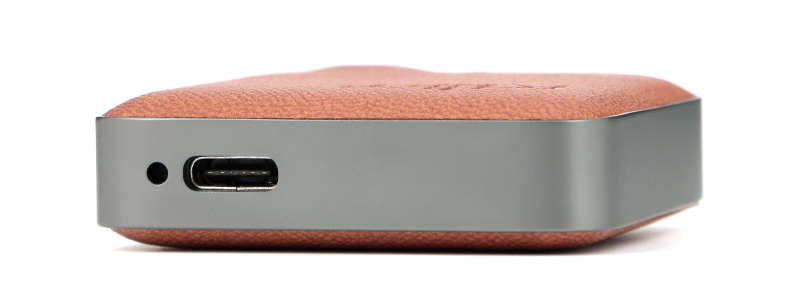 Le port USB-C de rechargement du pod DotPod Nano par Dotmod
