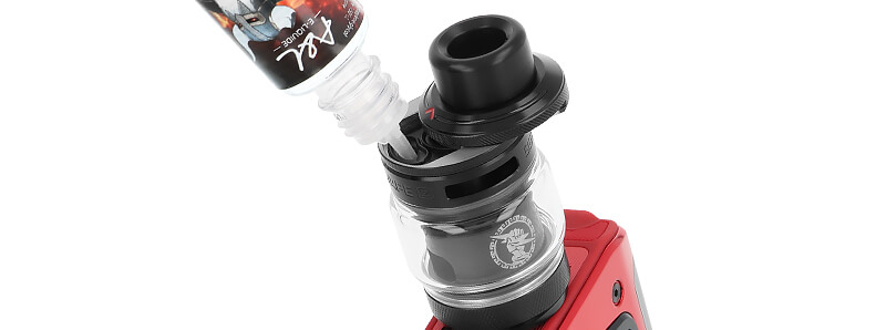 Le remplissage du clearomiseur Z Sub-Ohm 5 sur le kit Aegis Legend 5 de chez Geekvape