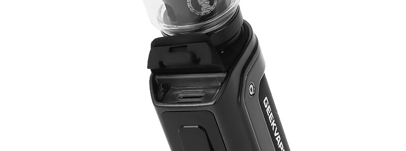 Le port USB-C du kit Aegis Mini 5 par Geekvape