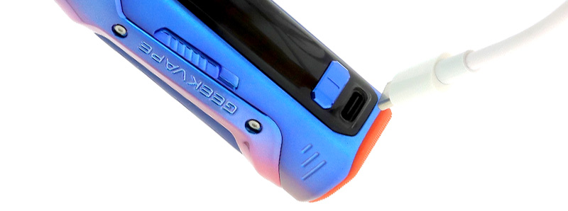 Le port USB-C de rechargement du pod Aegis Boost 2 B60 par Geek Vape