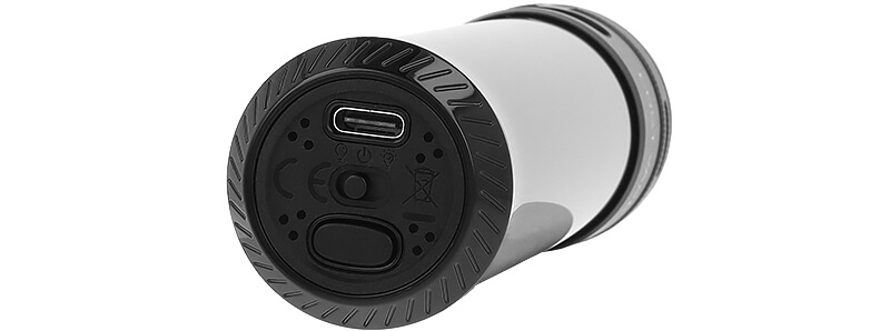 Le port USB-C, le bouton d'alimentation et le bouton mode du pod Astara E-Chicha de Lost Vape