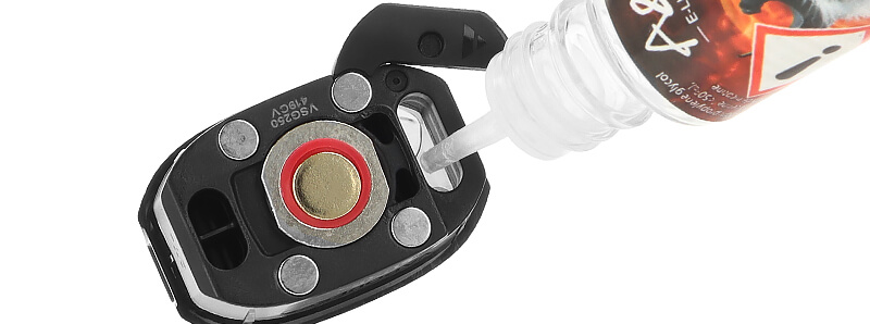 Le remplissage de la cartouche du pod Luxe XR Max 2 par Vaporesso