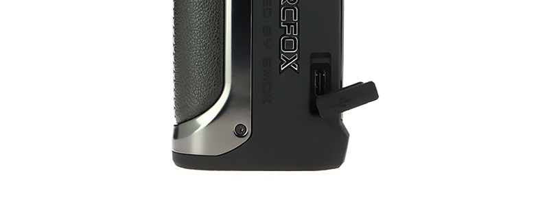 Le port USB-C de rechargement de la box Arcfox par Smok