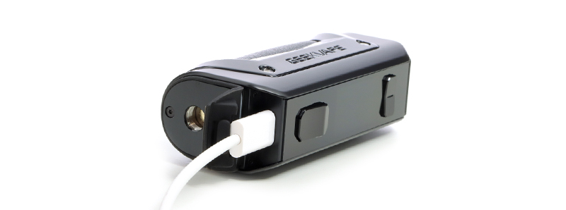 Le port de recharge USB-C et son cache de la Box Aegis Solo 2