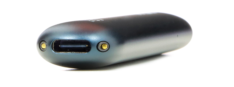 The USB-C port of recharging of the Infinity Pod by RELX