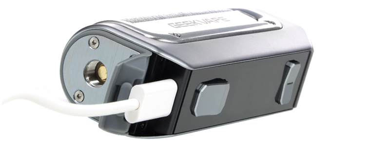 Le port USB-C de rechargement de la box M100 Aegis Mini 2 par Geek Vape