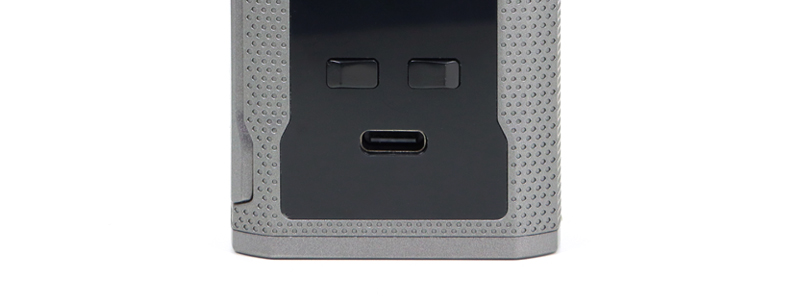 Le port USB-C de rechargement de la box R-Kiss 2 par Smok