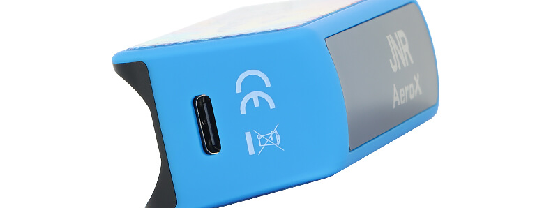 Le port USB-C de la puff rechargeable Blue Razz Cherry de JNR