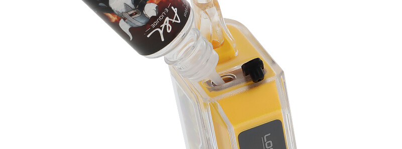 Filling Lost Vape's Le Bar 45K Fraise Banane refillable puff