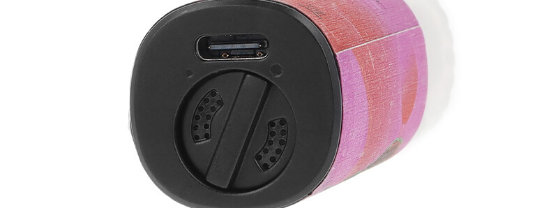 Le port USB et le système d'airflow de la puff rechargeable Tornado RandM de Fumot
