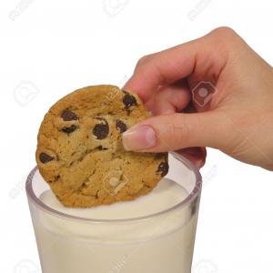 cookie aux fruits trempés dans le lait